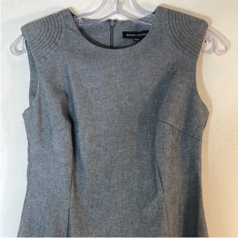 Banana Republic Grey Padded Shoulder Sleeveless Sheath Dress. 0. NWT. - Picture 3 of 8
